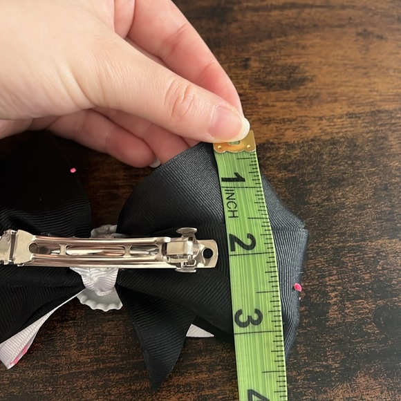 "E" Monogram Bow - Picture 8 of 8